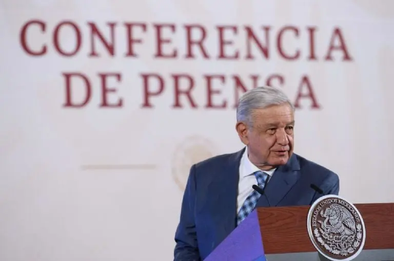 AMLO firmara el decreto para el regreso del tren de pasajeros. Foto: Presidencia.