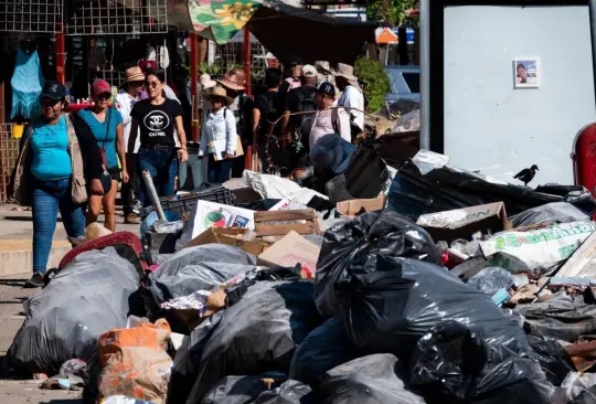 Las calles de Acapulco se encuentran repletas de basura producto de toda la destrucción que dejó a su paso el huracán Otis. 