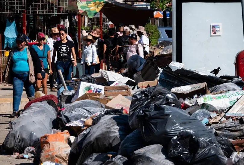 Las calles de Acapulco se encuentran repletas de basura producto de toda la destrucci&oacute;n que dej&oacute; a su paso el hurac&aacute;n Otis. 