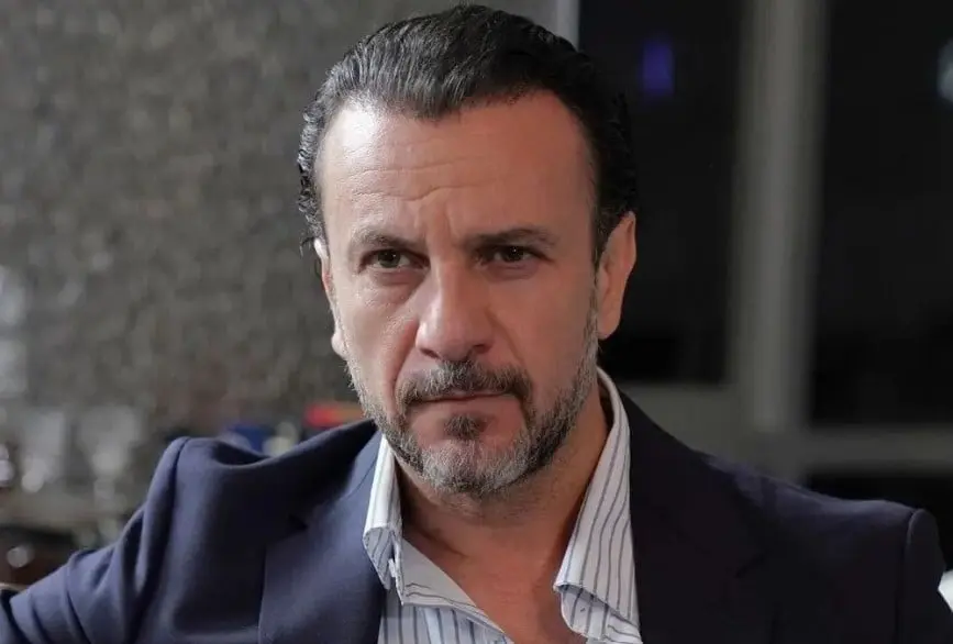 Alejandro &Aacute;vila interpreta Joel