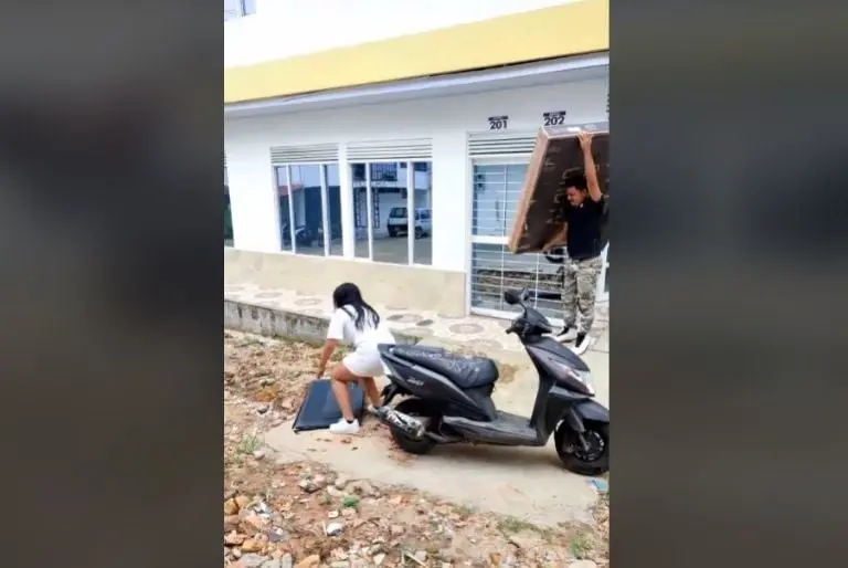 Se les cae la pantalla de la moto