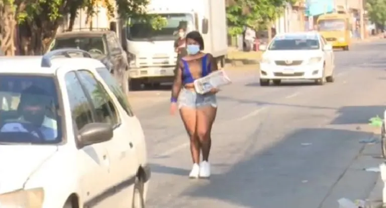 Vendedora de periódicos es viral (TikTok)