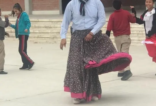 El Profesor Christian González Luna tiene un gran compromiso con su vocación, enseña a estudiantes danza folklórica 