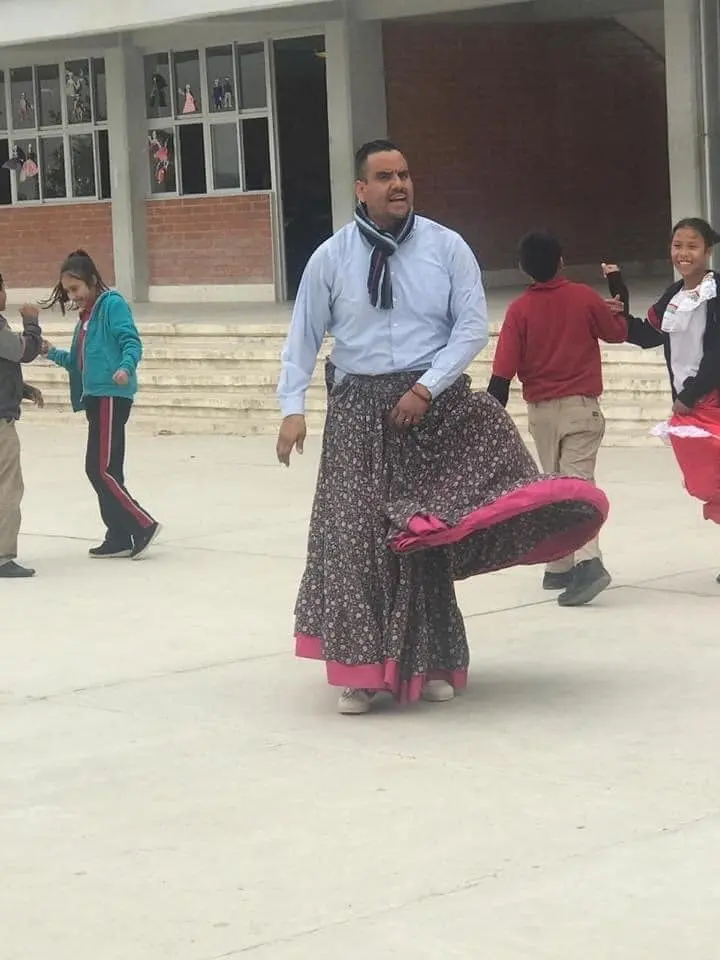 El Profesor Christian Gonz&aacute;lez Luna tiene un gran compromiso con su vocaci&oacute;n, ense&ntilde;a a estudiantes danza folkl&oacute;rica 