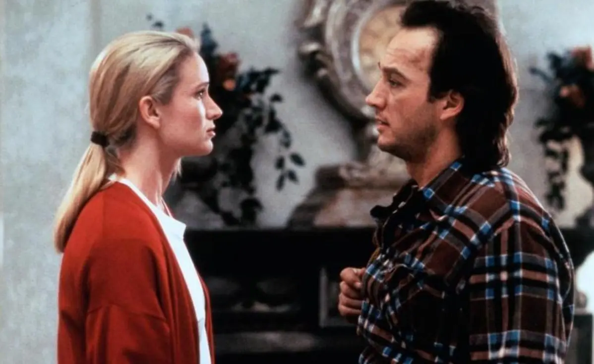 En una de sus estafas se cruzan con la abogada adinerada Grey Ellison, quien los deja quedarse en su casa, pese a la negativa de su prometido Walker, y con el tiempo se ganan su corazón.