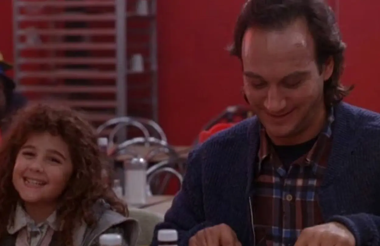 La historia gira alrededor de un hombre sin hogar llamado Bill y la pequeña  Curly Sue, quienes se dedican a estafar a la gente para sobrevivir.