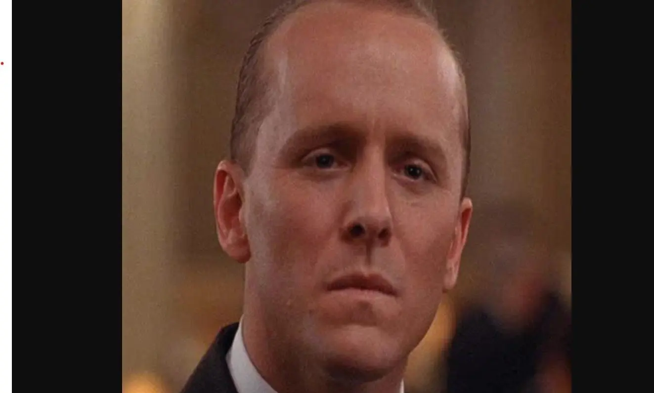 Cameron Thor interpretó a Maitre D'