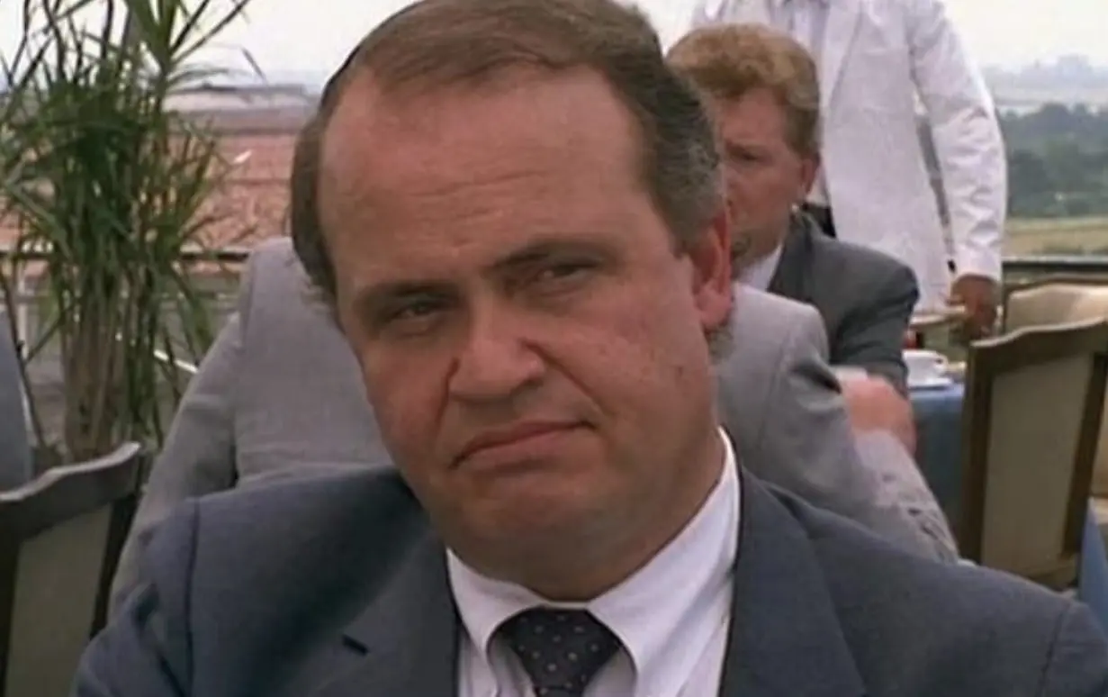 Fred Dalton Thompson interpretó a Bernard Oxbar