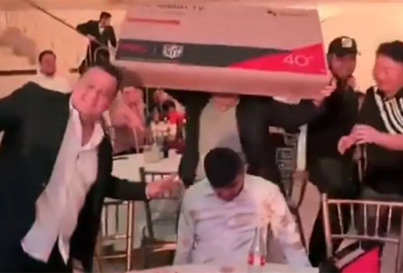 Empleado ebrio se gana una pantalla