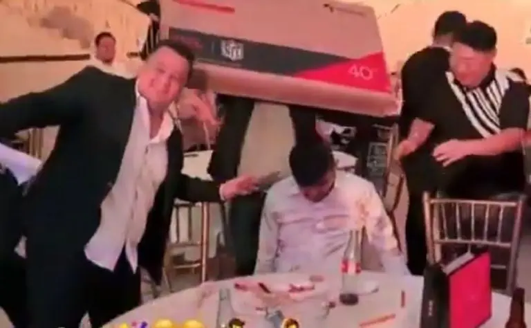 Empleado ebrio se gana una pantalla (X)