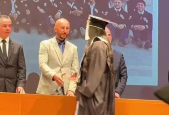 La joven aseguró que el profesor le hizo un dañó físico y emocional duante su trayecto escolar por lo que no tenía intención de estrechar su mano en la graduación La joven aseguró que el profesor le hizo un dañó físico y emocional duante su trayecto escolar por lo que no tenía intención de estrechar su mano en la graduación