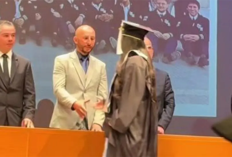 La joven asegur&oacute; que el profesor le hizo un da&ntilde;&oacute; f&iacute;sico y emocional duante su trayecto escolar por lo que no ten&iacute;a intenci&oacute;n de estrechar su mano en la graduaci&oacute;n