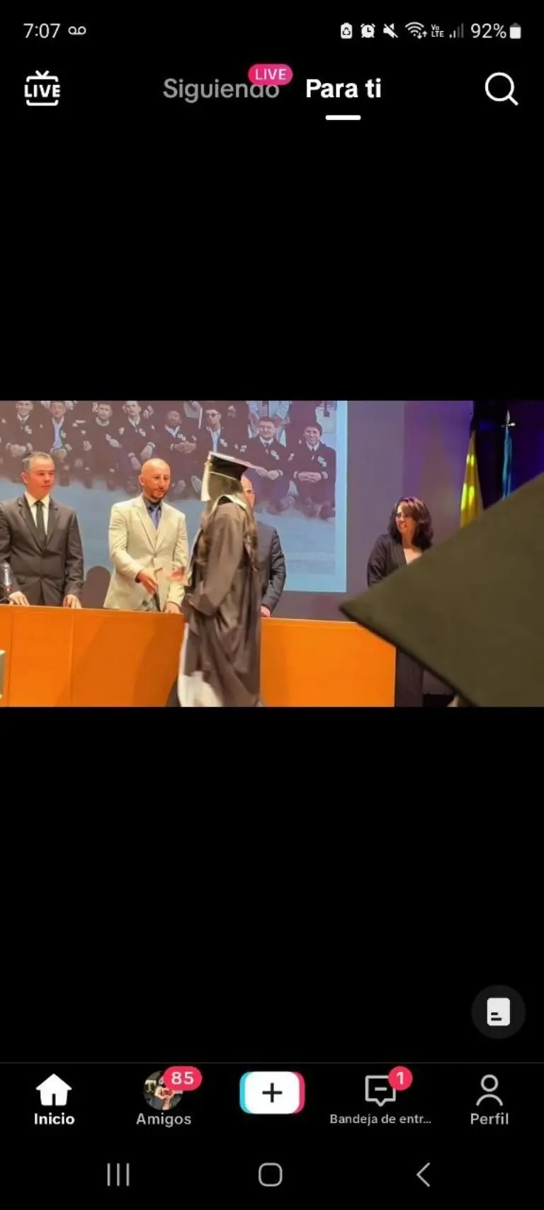 Joven se niega a dar saludo a maestro - Tomada de video