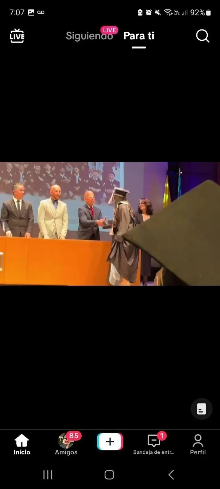 Joven se niega a dar saludo a maestro - Tomada de video