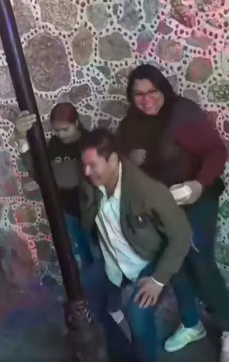 Alcalde priista baila tubo en vía pública - Tomada de video
