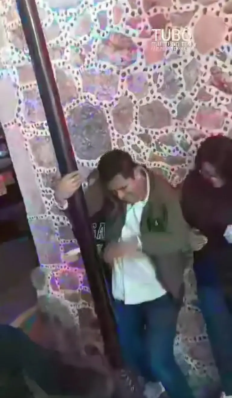 Alcalde priista baila tubo en vía pública - Tomada de video