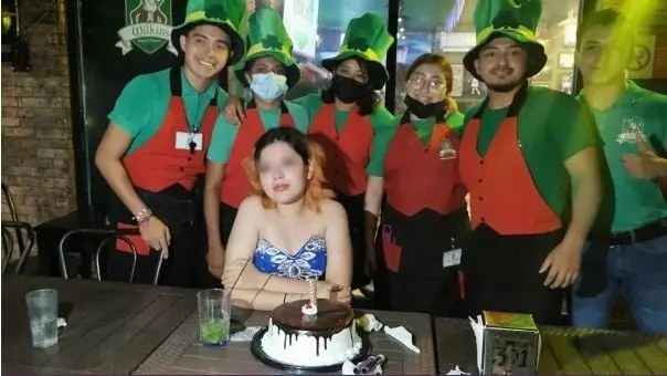 Dejan plantada a quinceañera en restaurante y meseros le celebran su cumpleaños Dejan plantada a quinceañera en restaurante y meseros le celebran su cumpleaños
