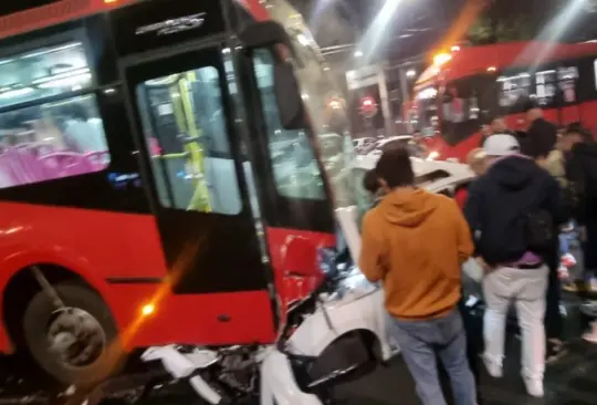 Una noche fatídica en Xola y Universidad se vio marcada por un lamentable incidente vial entre un vehículo particular y una unidad del Metrobús, dejando un saldo trágico: un joven fallecido y otro gravemente herido.