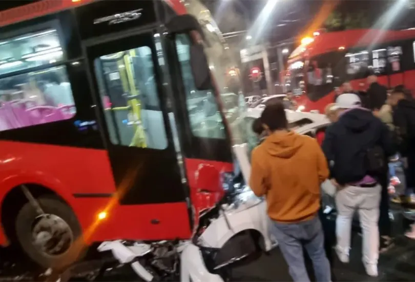 Una noche fat&iacute;dica en Xola y Universidad se vio marcada por un lamentable incidente vial entre un veh&iacute;culo particular y una unidad del Metrob&uacute;s, dejando un saldo tr&aacute;gico: un joven fallecido y otro gravemente herido.