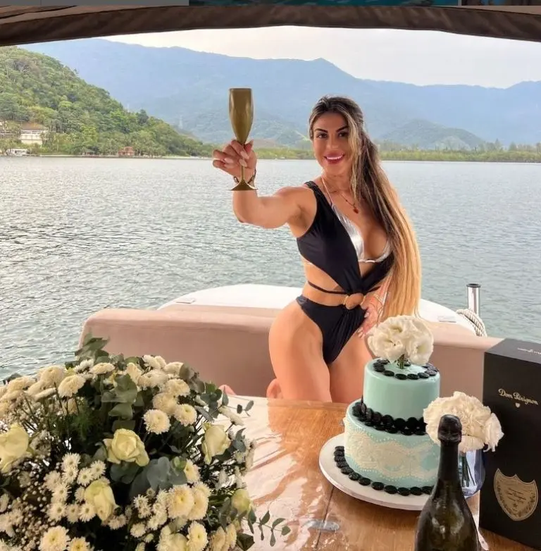 Guapa doctora de fútbol conquista las redes - Tomada de video