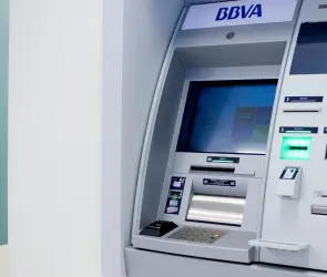 BBVA anuncia cobro de comisión al retirar dinero de sus cajeros; así puedes evitarla