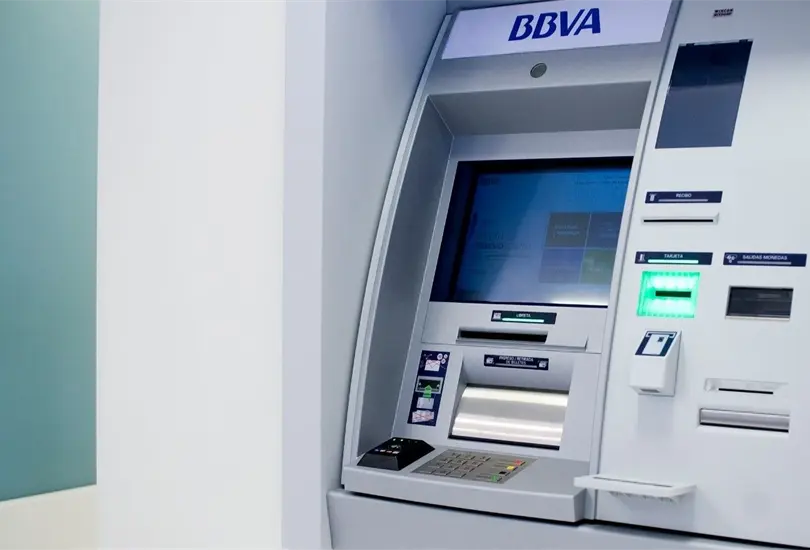 BBVA cobrar&aacute; por hacer retiros en sus cajeros