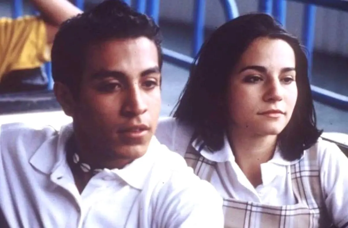 Amarte duele ha sido una de las cintas mexicanas m&aacute;s taquilleras de los &uacute;ltimos a&ntilde;os y a la fecha todav&iacute;a hay fans que se identifican con la historia de amor de Renata y Ulises. La trama gira alrededor de dos j&oacute;venes de distintas clases sociales que se enamoran, pero la familia de ella hace todo por separarlos.