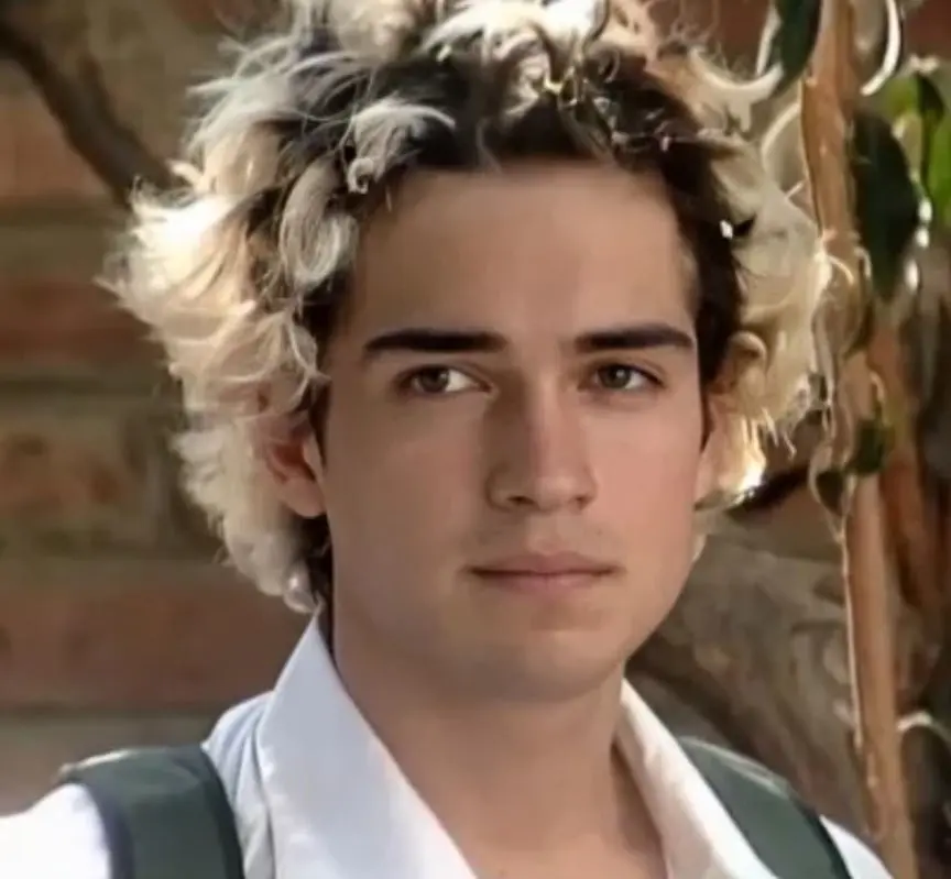 Alfonso Herrera interpret&oacute; a Francisco, el novio rico de Renata