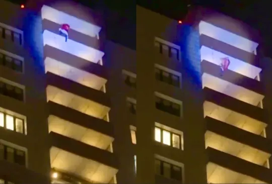 VIDEO: Santa Claus en apuros intenta sorprender a niños bajando del piso 24 y sufre impactante caída VIDEO: Santa Claus en apuros intenta sorprender a niños bajando del piso 24 y sufre impactante caída