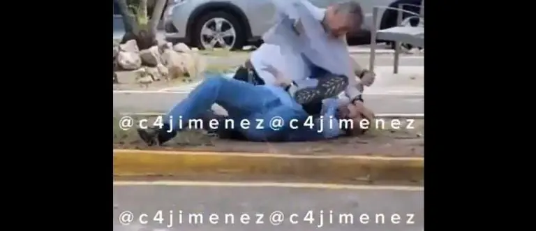 El sujeto golpeó al hombre sin parar. Foto: especial.