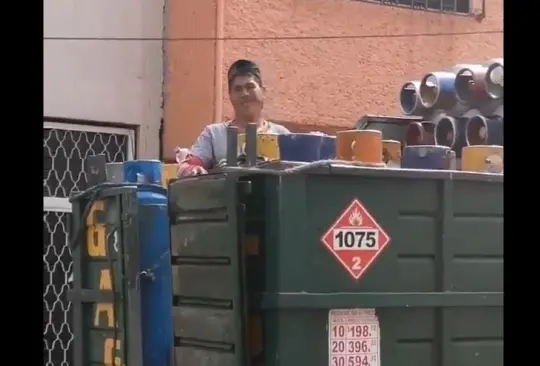 Gasero se hace viral por cantar villancicos. Gasero se hace viral por cantar villancicos.