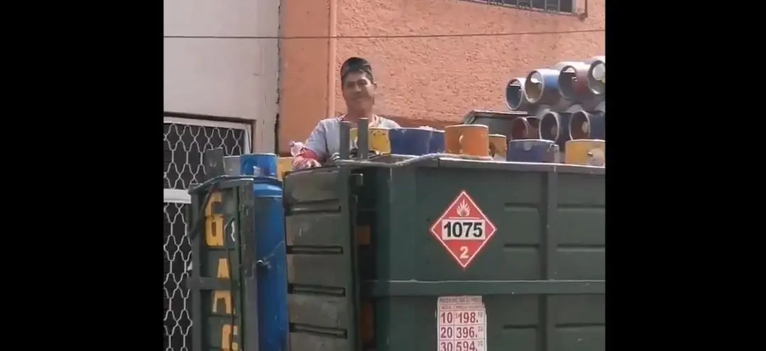 Gasero se hace viral por cantar villancicos. Gasero se hace viral por cantar villancicos.