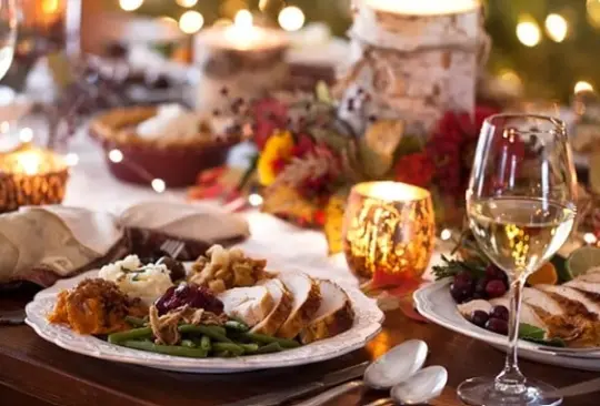 Abuelita cobra a sus familiares por la cena de Navidad. 