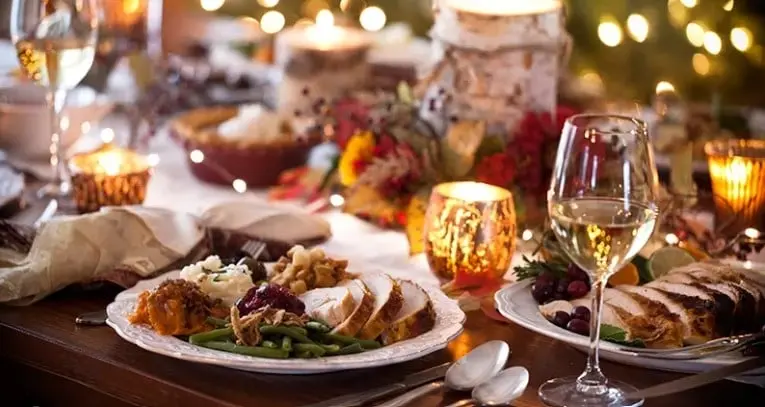 Abuelita cobra a sus familiares por la cena de Navidad. 