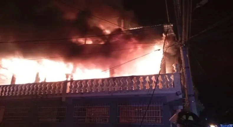 Incendio en taller de telas en Ecatepec deja una persona muerta. 
