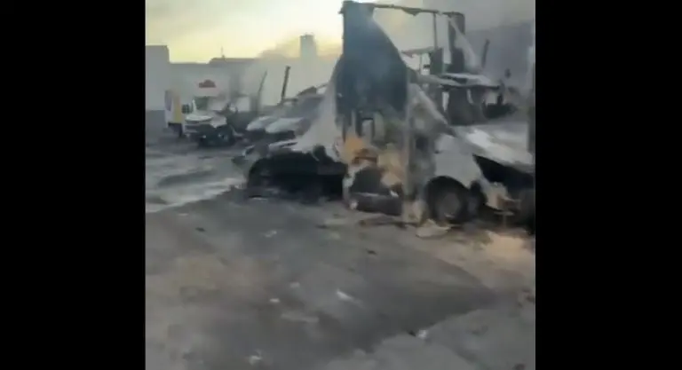 Así acabaron las camionetas de Sabritas tras el incendio. Foto: X (PcPuebla).