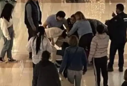 Hombre se gasta el aguinaldo con su amante y su esposa lo sorprende en centro comercial