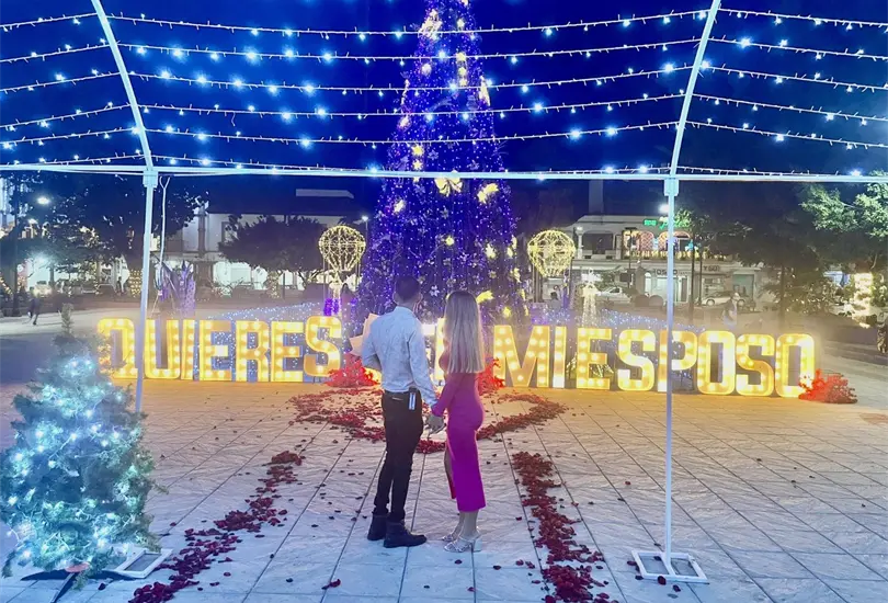 El amor y la ternura se apoderaron de Apatzing&aacute;n, Michoac&aacute;n, cuando una joven identificada como Victoria Huitron Moreno desafi&oacute; las convenciones sociales al tomar la iniciativa y proponerle matrimonio a su novio.