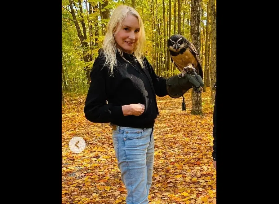 Ahora tiene 63 a&ntilde;os y est&aacute; casada con el m&uacute;sico Neil Young. Ha participado en series como Sense8 y Hawai 5.0.