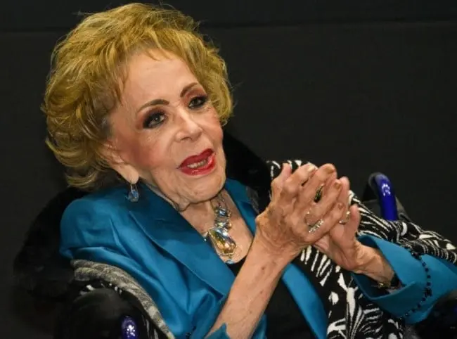 Reportan que Silvia Pinal est&aacute; en terapia intensiva. 