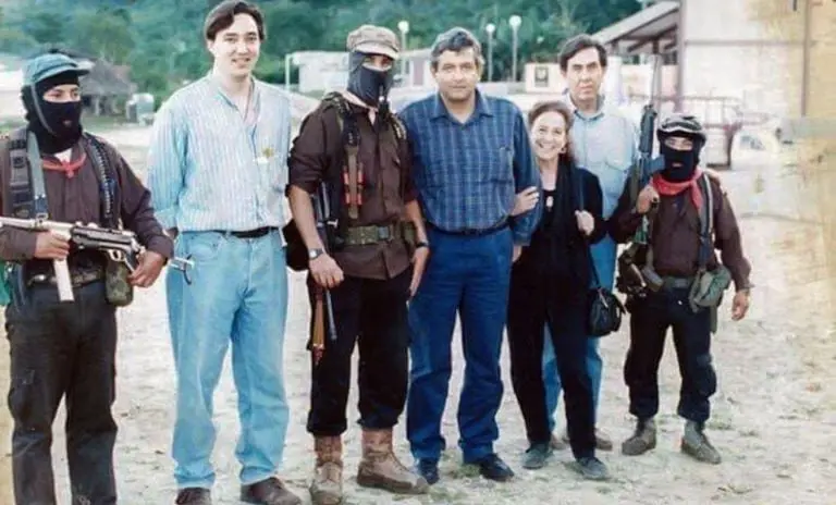 AMLO compartió una foto en redes sociales donde aparece con el subcomandante Marcos, Cuauhtémoc Cárdenas Solórzano, Rosario Ibarra de Piedra, Cuauhtémoc Cárdenas Batel (hijo de Cárdenas Solórzano) y el Mayor Moisés en 1994, en Guadalupe Tepeyac, Chiapas, con el objetivo de buscar la paz. La imagen generó críticas por parte de quienes consideran que AMLO ha abandonado las causas del movimiento zapatista. Cárdenas Batel explicó que el encuentro ocurrió el 13 de noviembre de 1994, durante el cual él, su padre y AMLO se reunieron con el subcomandante Marcos.