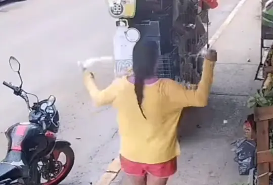 Mujer intenta funar a tienda por no cambiarle un pan y la llaman Lady Bolillo