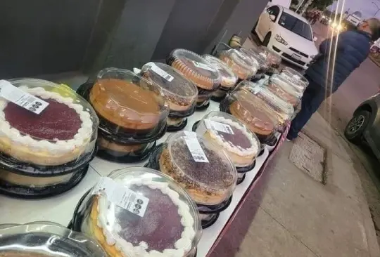 Mujer adquiere 50 pasteles en Costco para revenderlos y nadie le compra; desesperada, pide ayuda