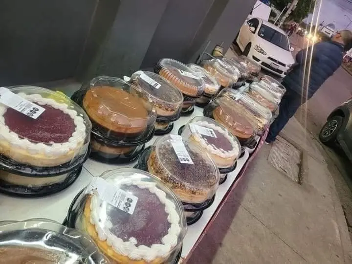 Mujer adquiere 50 pasteles en Costco para revenderlos y nadie le compra; desesperada, pide ayuda Mujer adquiere 50 pasteles en Costco para revenderlos y nadie le compra; desesperada, pide ayuda