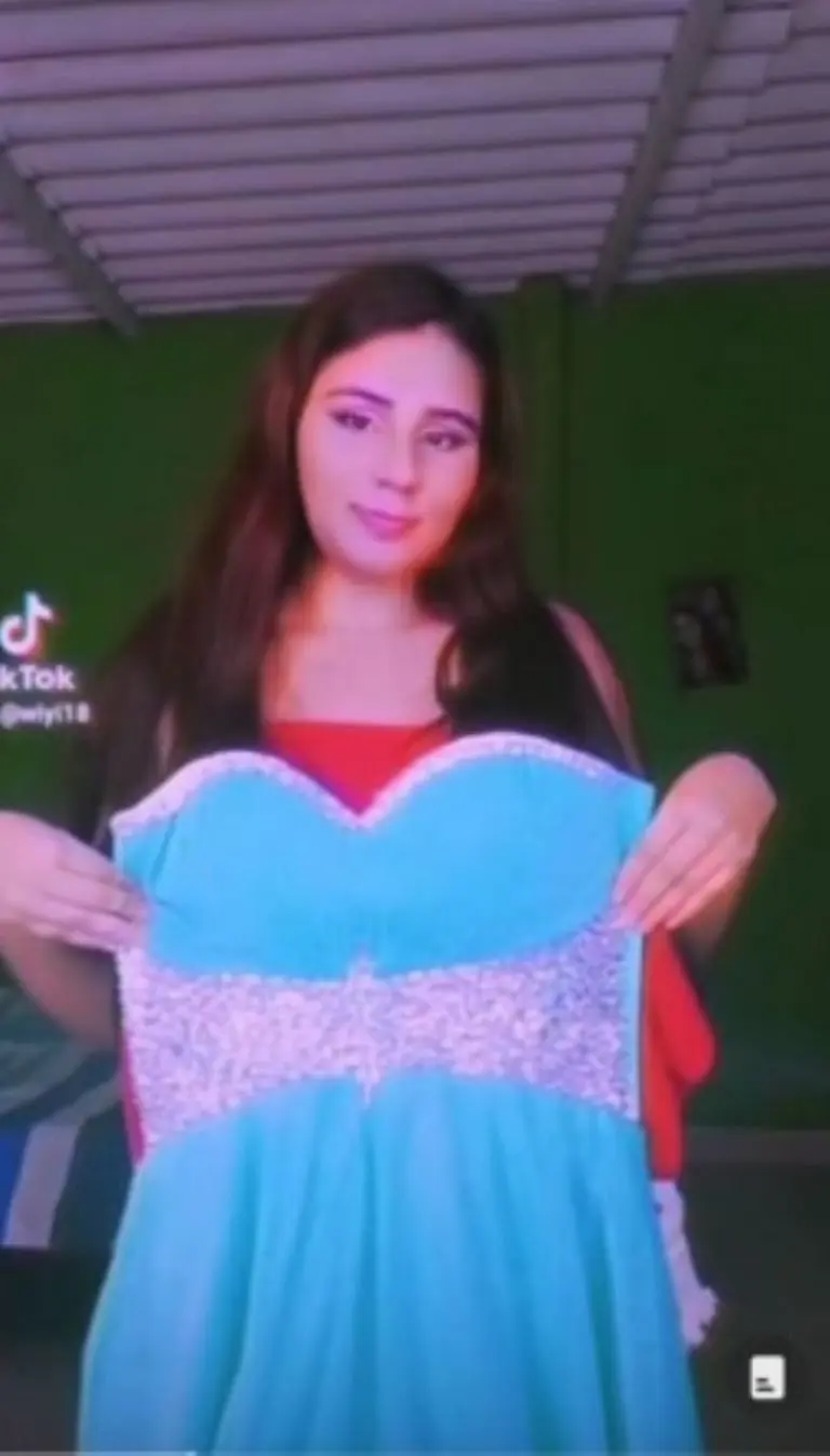 Joven se hace viral en TikTok por lucir de nuevo su vestido de XV Años.Foto tomada del video.
