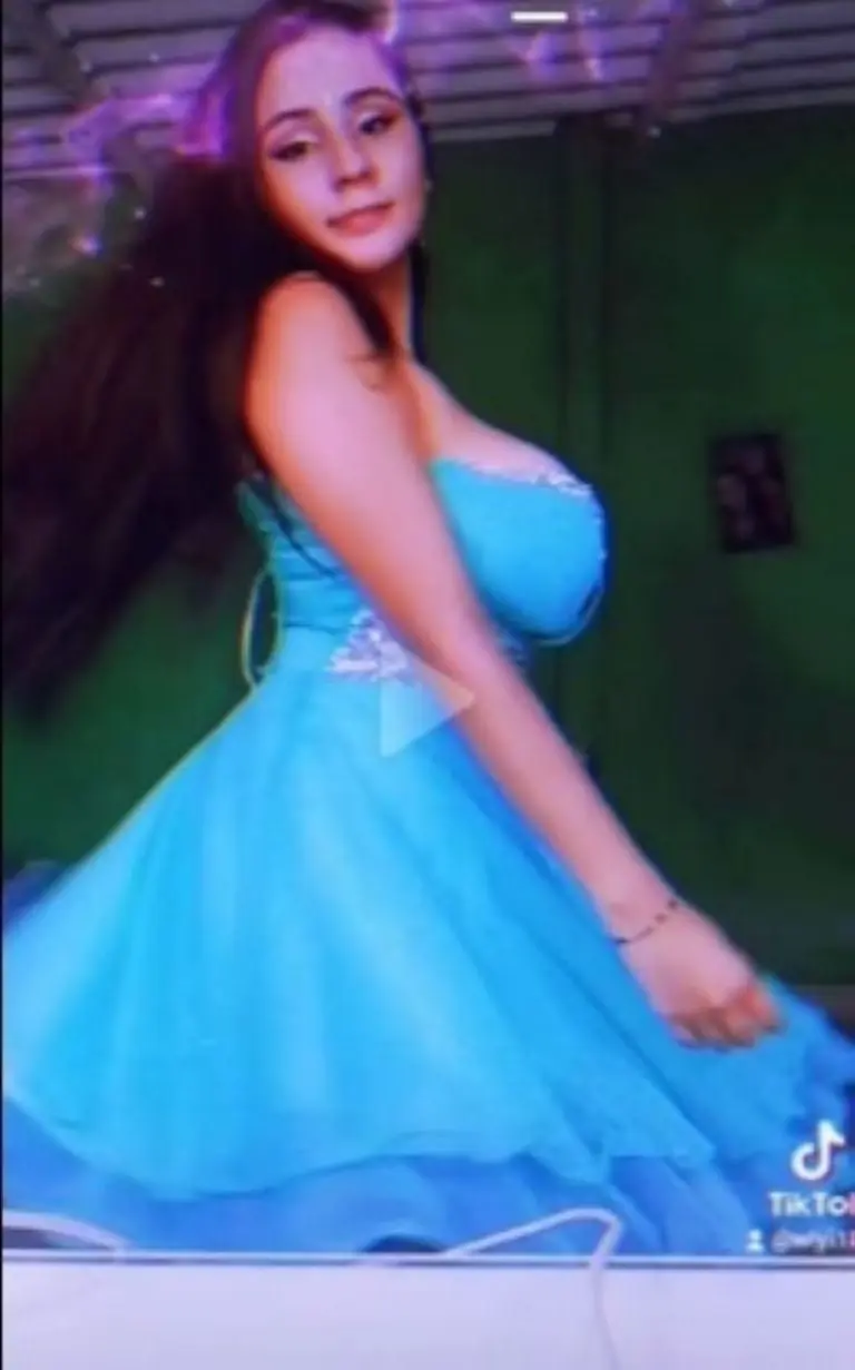 Joven se hace viral en TikTok por lucir de nuevo su vestido de XV Años.Foto tomada del video.