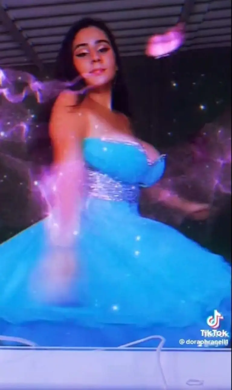 Joven se hace viral en TikTok por lucir de nuevo su vestido de XV Años.Foto tomada del video.