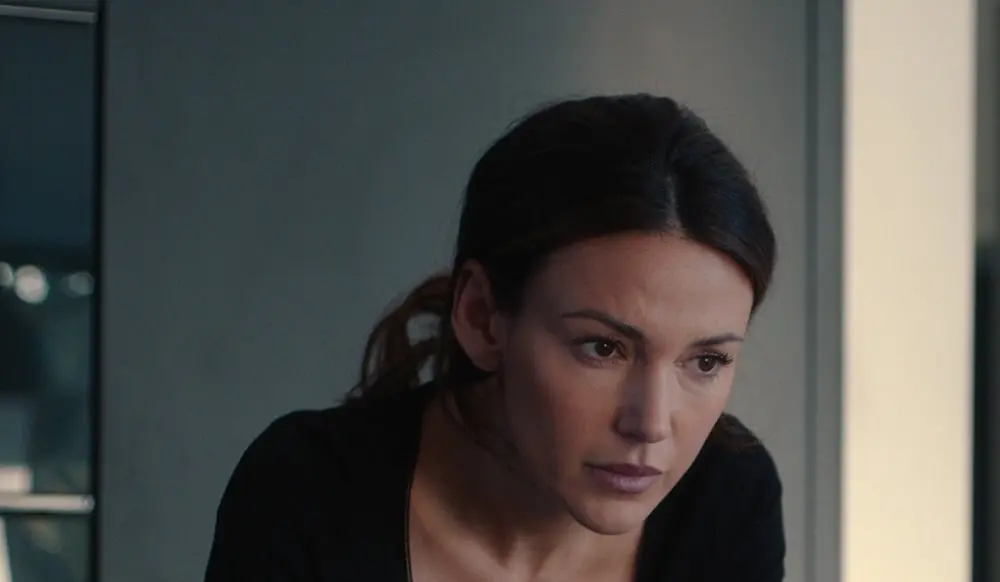 Enga&ntilde;os (1 de enero). La exsoldado Maya ve la figura de su esposo asesinado en el video de la c&aacute;mara oculta de su hija. As&iacute; empieza a desentra&ntilde;ar una conspiraci&oacute;n.