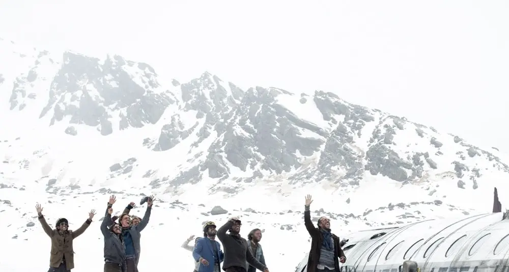La sociedad de la nieve (4 de enero). En 1972, un avi&oacute;n uruguayo se estrella en los Andes, y a los sobrevivientes solo les resta depender unos de otros. 