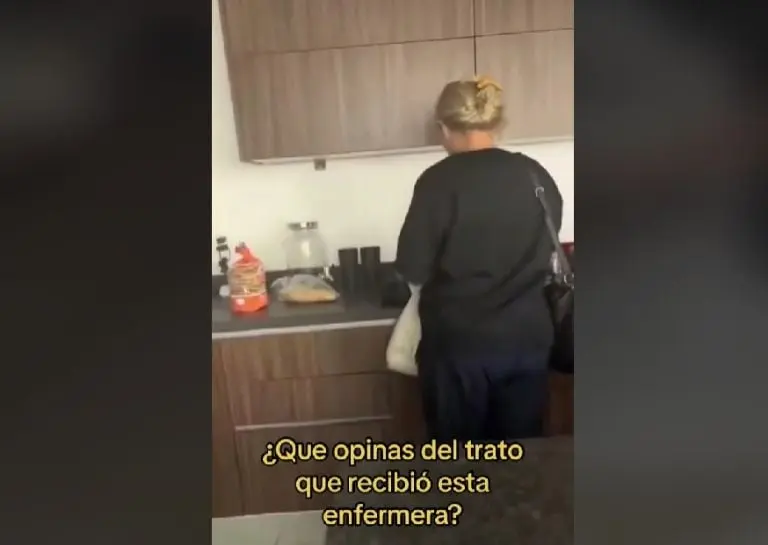 Mujer pone a enfermera a lavar los platos (TikTok)